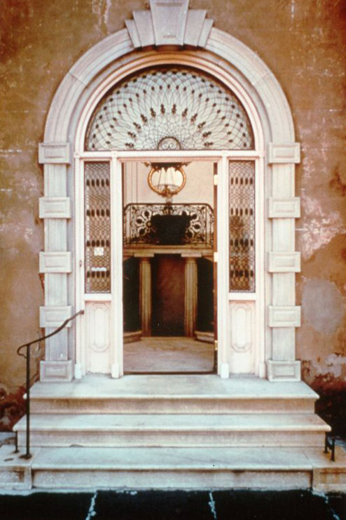 The main entrance to the Aiken-Rhett House, before restoration, with damaged stucco visible to the right.